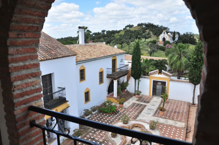Patio del cortijo de caza en Sevilla