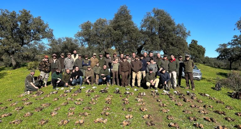 grupo de cazadores disfrutando de tirada de patos
